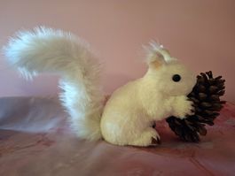neu: Deko Eichhörnchen weiss mit Tannenzapfen