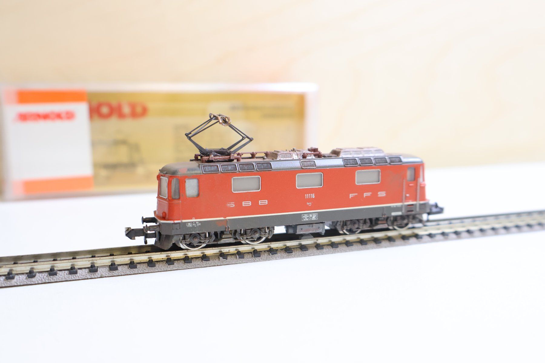 Trix Modellini di ferrovie: Minitrix SBB Re 4/4 E-Lok Rot - Spur N – Usato da Winterthur venduto da Monstera 5
