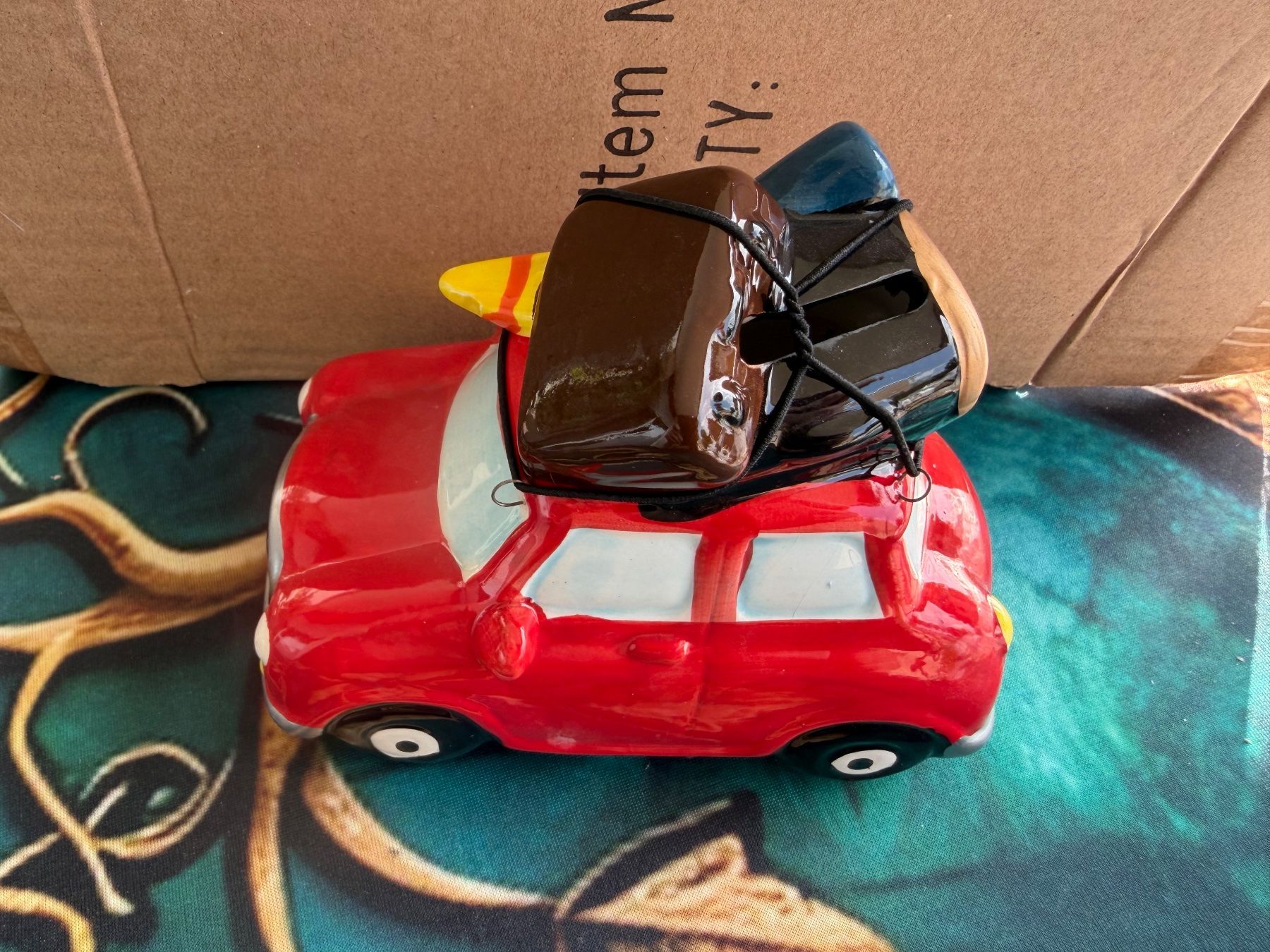 Salvadanai: Sparschwein  -   Keramik Auto mit Gepäck rote Farbe – Nuovo e nell'imballaggio originale da Frauenfeld venduto da Mung55 1