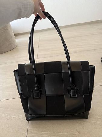 Schwarze Handtasche 