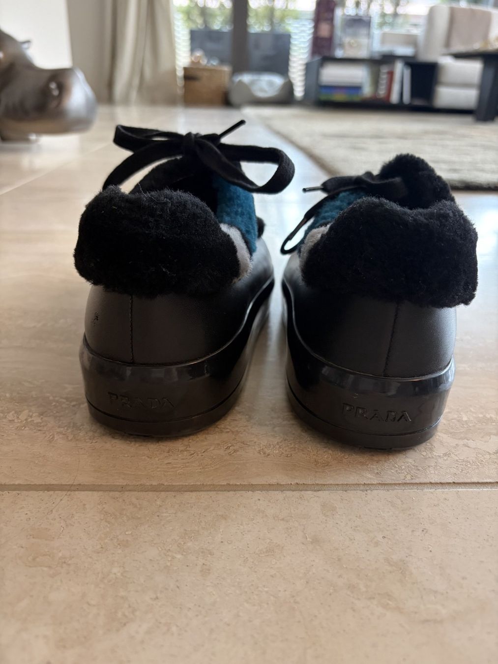 Prada Scarpe da donna: Prada Sneaker Leder Schwarz mit Lammfell – Usato da Kreuzlingen venduto da Jea_luxe 1