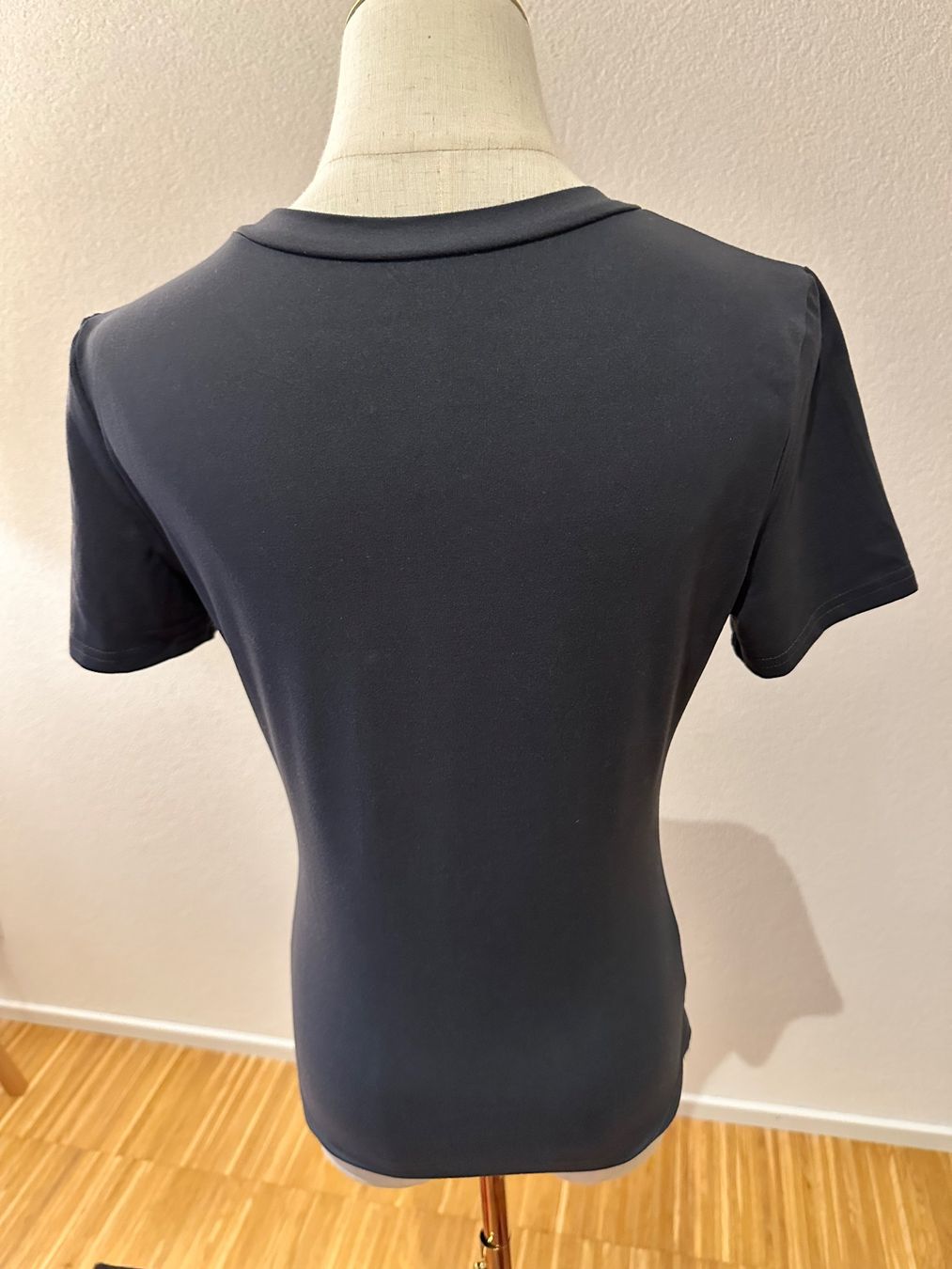 T-shirt: Grey t-shirt size S – Nuovo (secondo la descrizione) da Neuchâtel venduto da agn_jc66 1