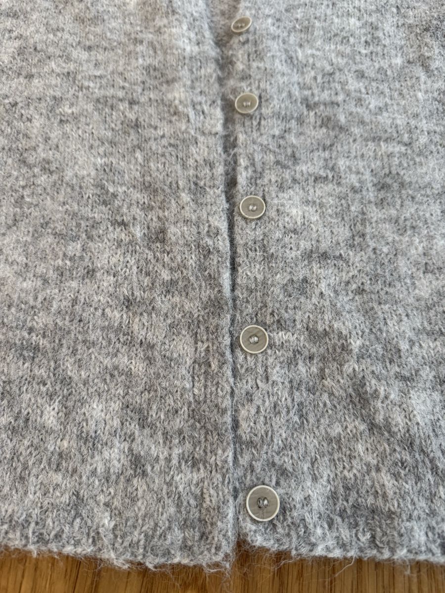 Pullover & Sweatshirts: Handgestrickte Damen Strickjacke grau Grösse M – Neu (gemäss Beschreibung) aus Regensdorf von aid_hl7v 1