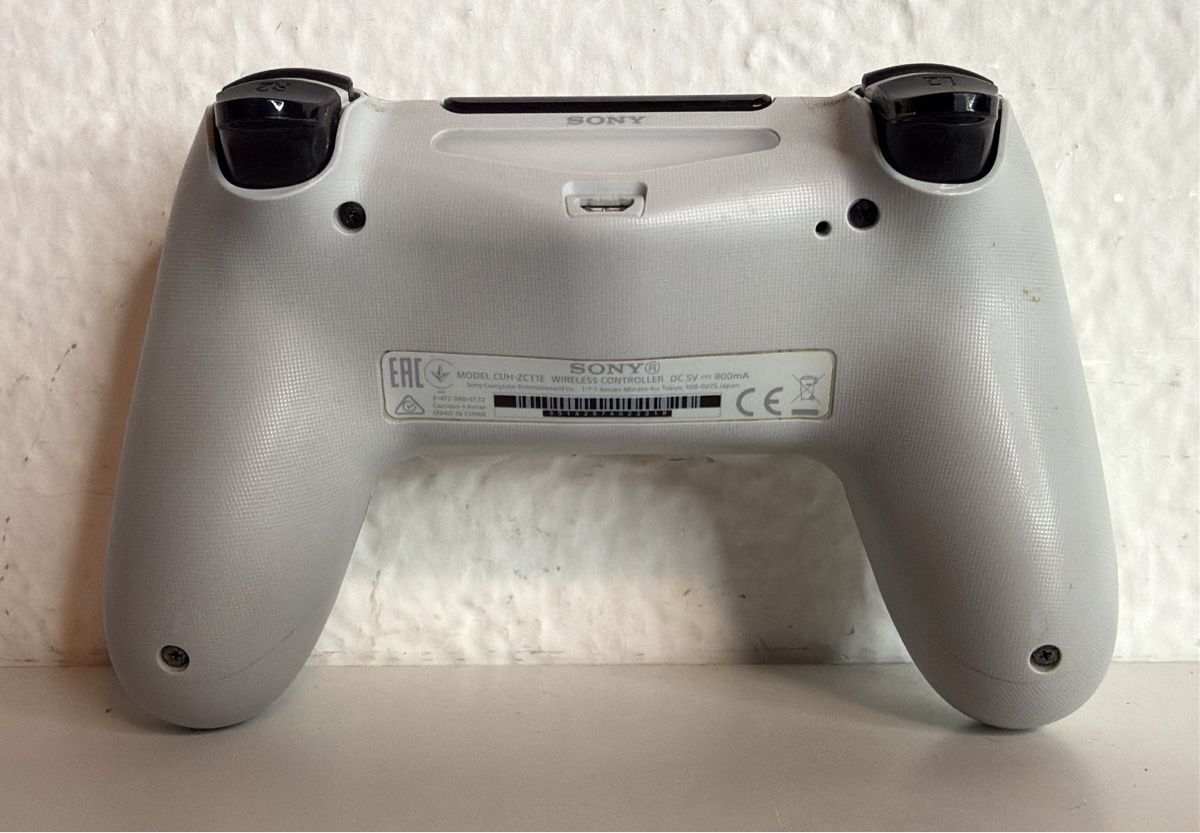 Sony Controller: Sony PlayStation 4 DualShock 4 Wireless Controller White – Usato da Ehrendingen venduto da bubulence 1