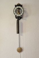 Eine schöne Retro Wanduhr mit Gewicht, Kette und Pendel