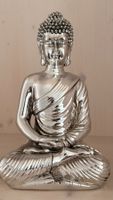 Buddha Deko Figur aus silbrigem Kunstoff 30 cm x 19 cm