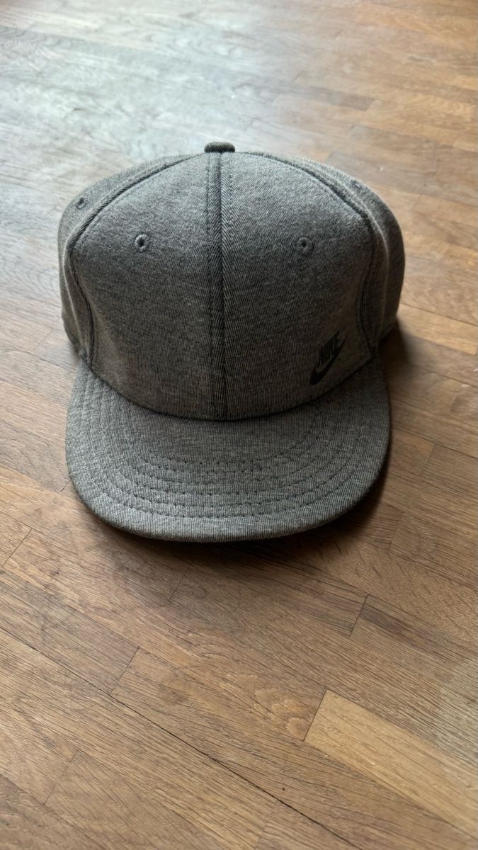 Altro in  Abbigliamento & Accessori: Nike Cap Grey Baseball Snapback One Size Good Condition – Usato da Winterthur venduto da Kevin.Prandini
