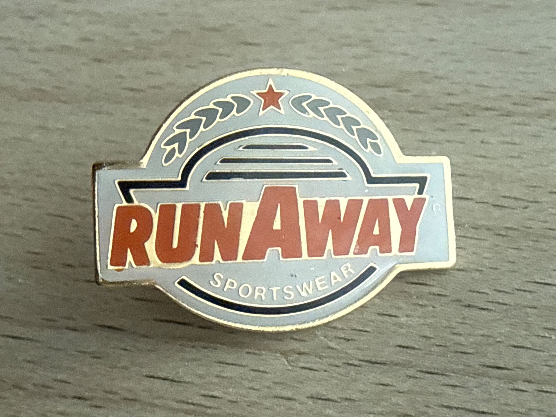 Placchette & Badge: Pin RunAway Sportswear – Usato da Glattbrugg venduto da Schweigmatt