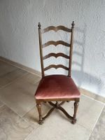 Chaise ancienne en bois avec assise en velours bordeaux