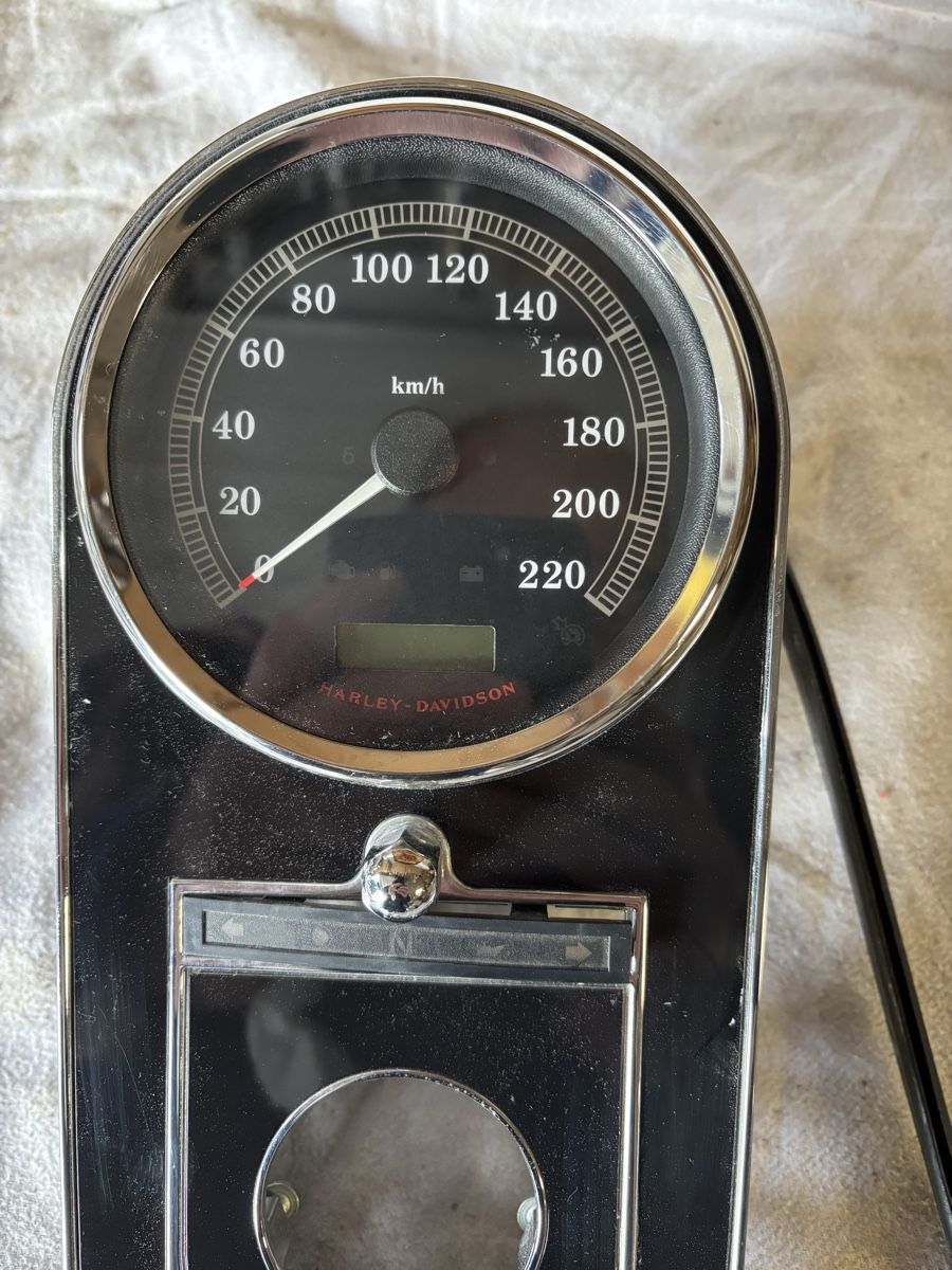 Harley-Davidson Tutti i ricambio per moto: Harley Davidson Km Zähler mit Dasch 67179-11 – Usato da Schötz venduto da Harley35 5