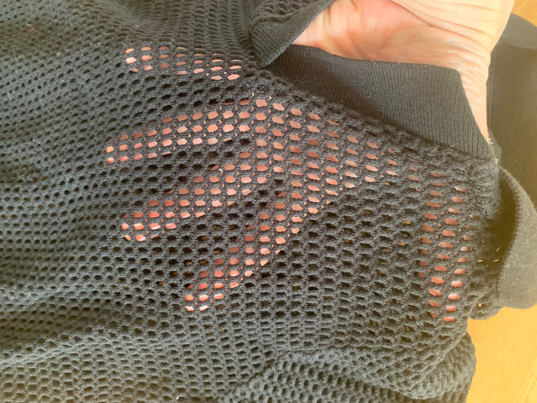 Top: Berska top noir filet taille S – Usato da Küssnacht am Rigi venduto da CALIFRASQUI 2