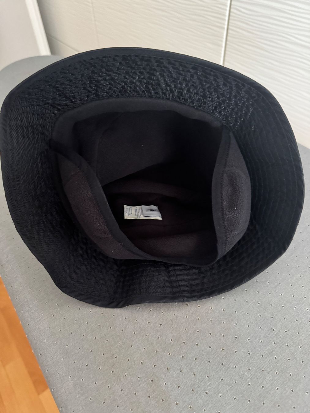 Reebok Copricapi, berretti & cappellini: Reebok Damen Regenschutz – Usato da Wetzikon ZH venduto da hypebeast 1