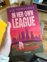 Liz Tomforde In Her Own League Roman neuwertig