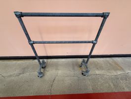 Industrial-Style Ständer auf Rollen
