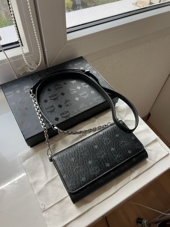 MCM Handytasche mit Kette, Schwarz Canvas