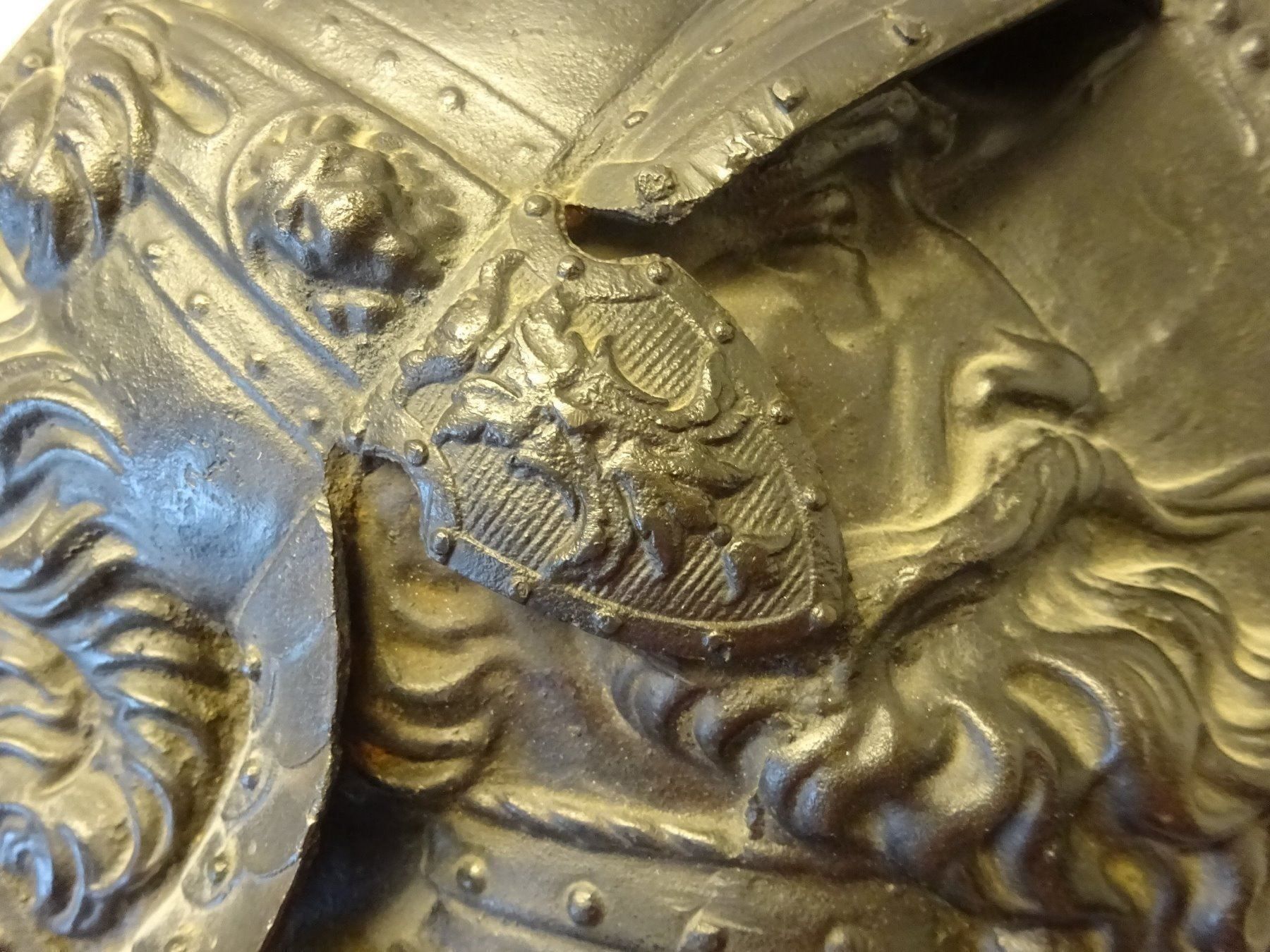Sculture & Statue: Antikes Eisenrelief Krieger Helm – Usato da Esslingen venduto da eintagammeer 2