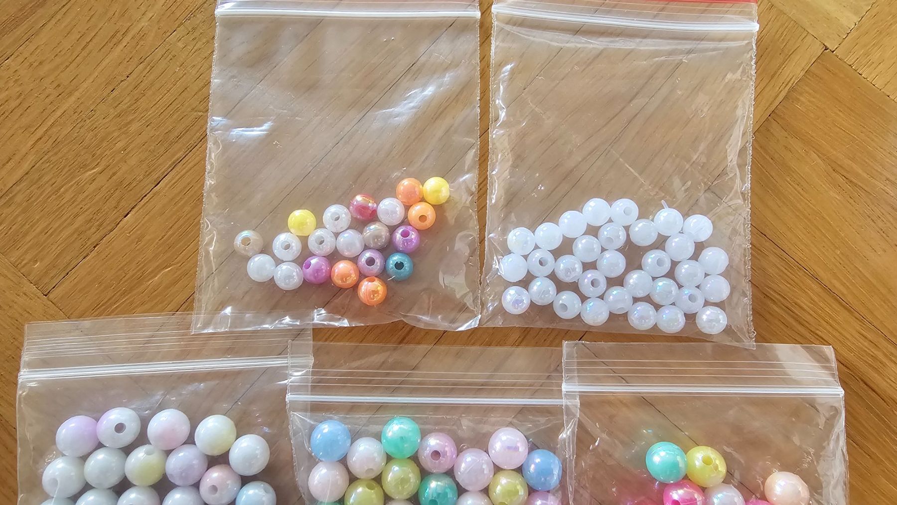 Perle (finte): Bastelperlen Kunststoff bunt verschiedene Farben – Nuovo (secondo la descrizione) da Klingnau venduto da anduril_25 1