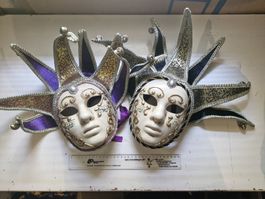 Zwei venezianische Masken mit Notenmuster Grösse ca. 20cm
