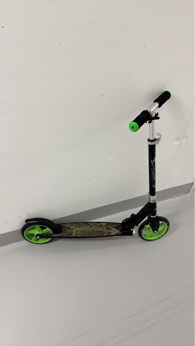 Kickboard: Klappbarer Kinderroller schwarz grün – Usato da Luzern venduto da Cristian78