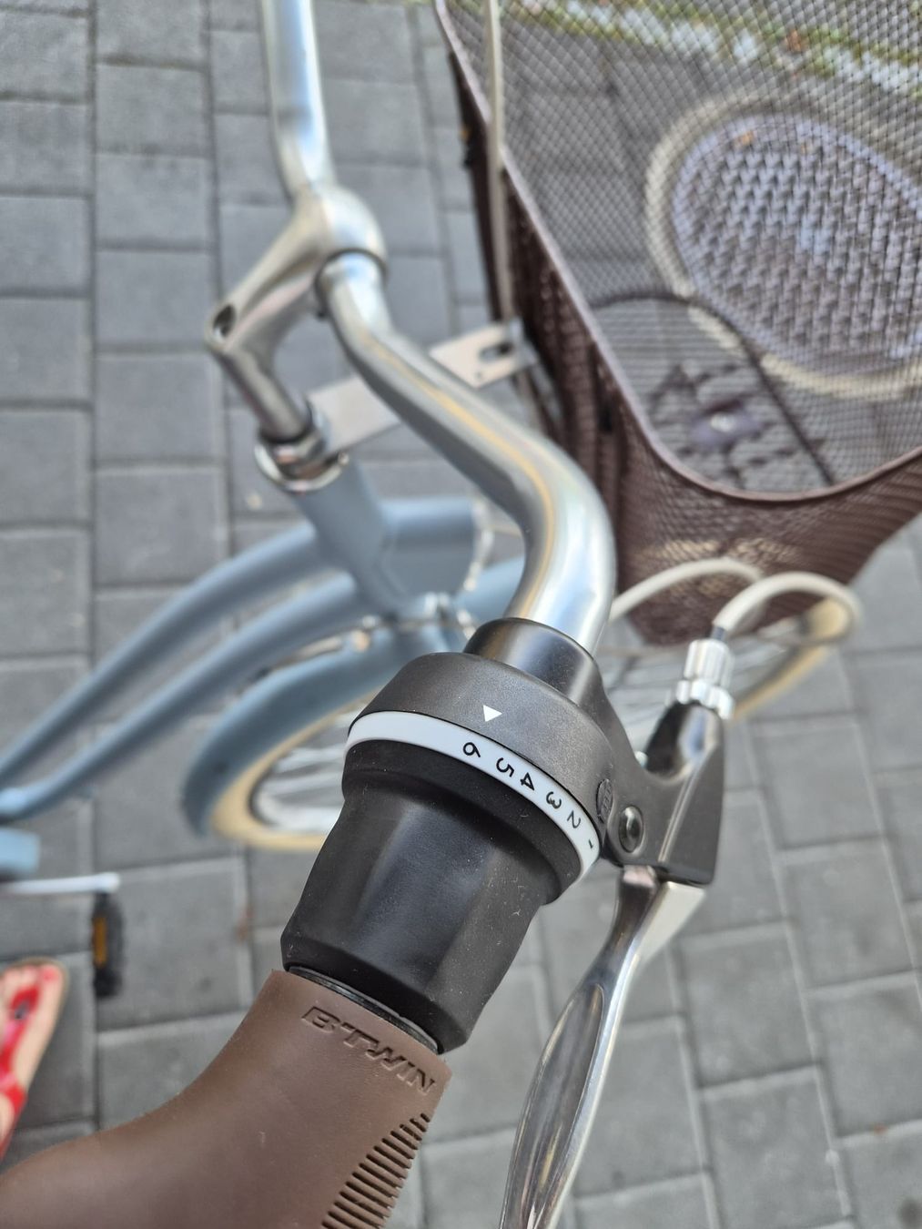 Biciclette: Cityfahrrad B'Twin Elops hellblau mit zwei Körben – Usato da Altendorf venduto da t_m_k9xg 5