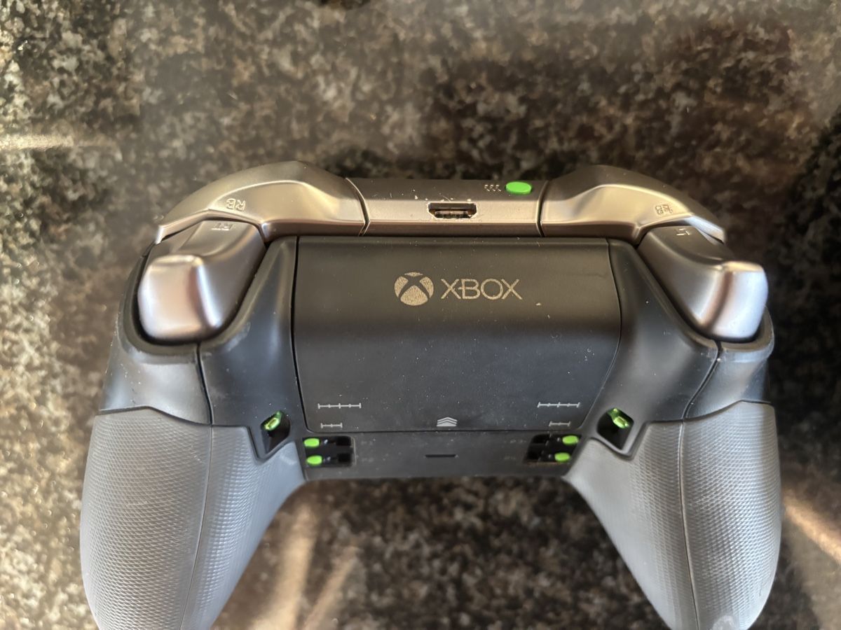 Microsoft Console: XBox Controller mit Zubehör – Usato da Grosswangen venduto da Sunnyday35 2