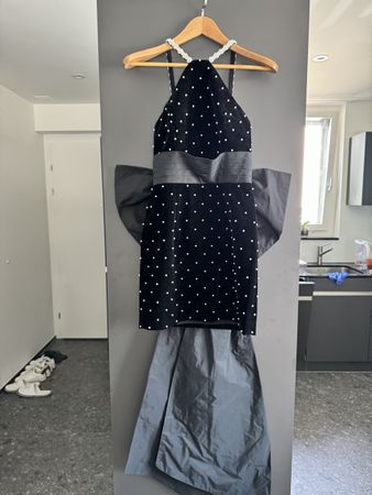 Abito nero a pois con maxi fiocco, perfetto per l'estate!