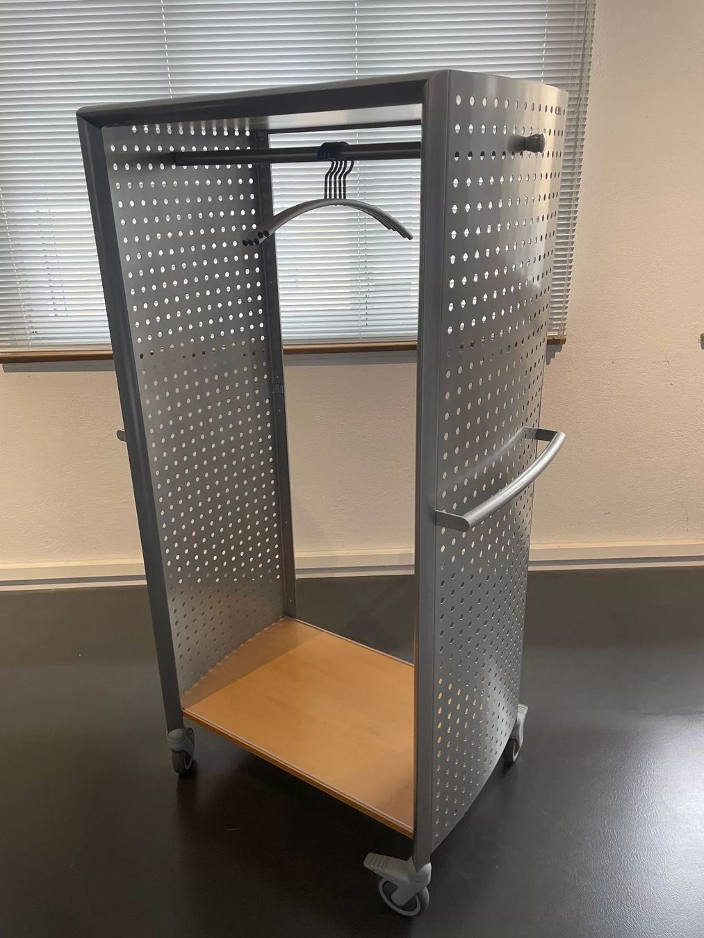 Guardaroba: Rollgarderobe - Top Zustand! – Usato da Schöftland venduto da sani5040 3