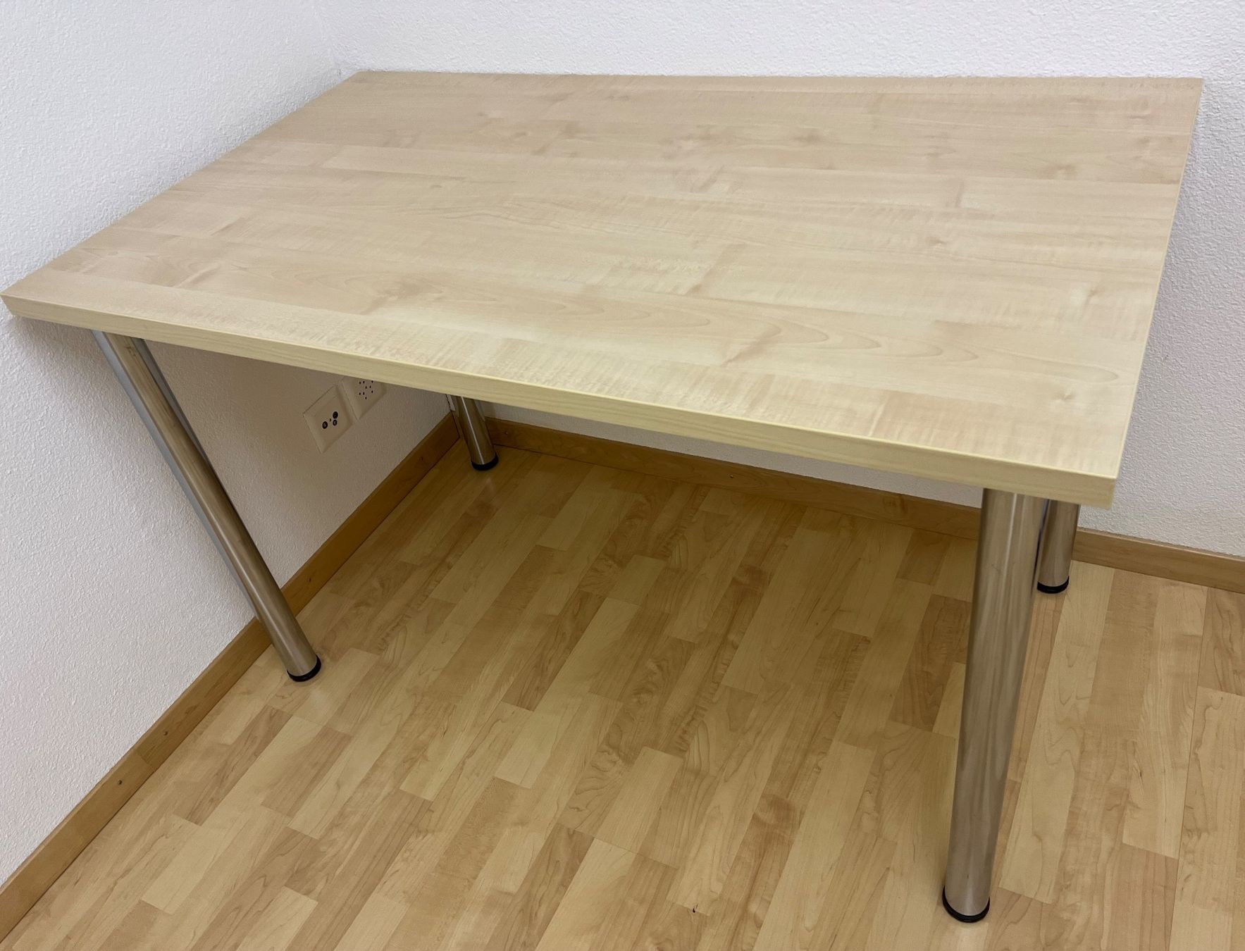 Livique Bureaux: Bürotisch mit Metallbeinen – D'occasion à Hildisrieden par Mara6