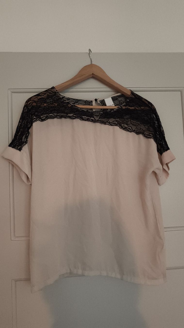 Vila T-shirt: T-Shirt in creme mit Spitze – Usato da St. Gallen venduto da liamonmara