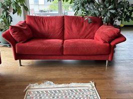kleines rotes Soffa superbequem