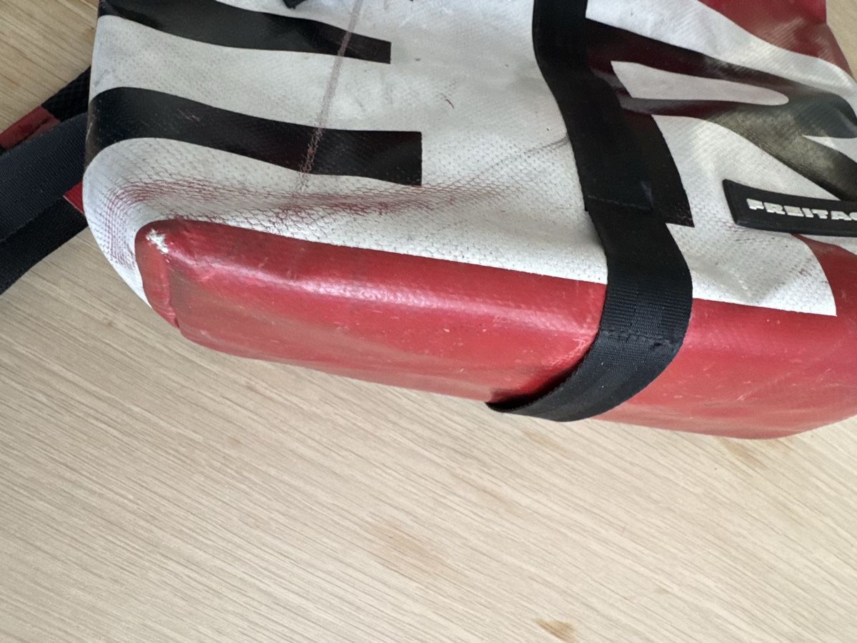 Freitag Sacs à dos: Sac à dos Freitag rouge blanc grande taille – D'occasion à Brügg BE par haj_9zhk 8