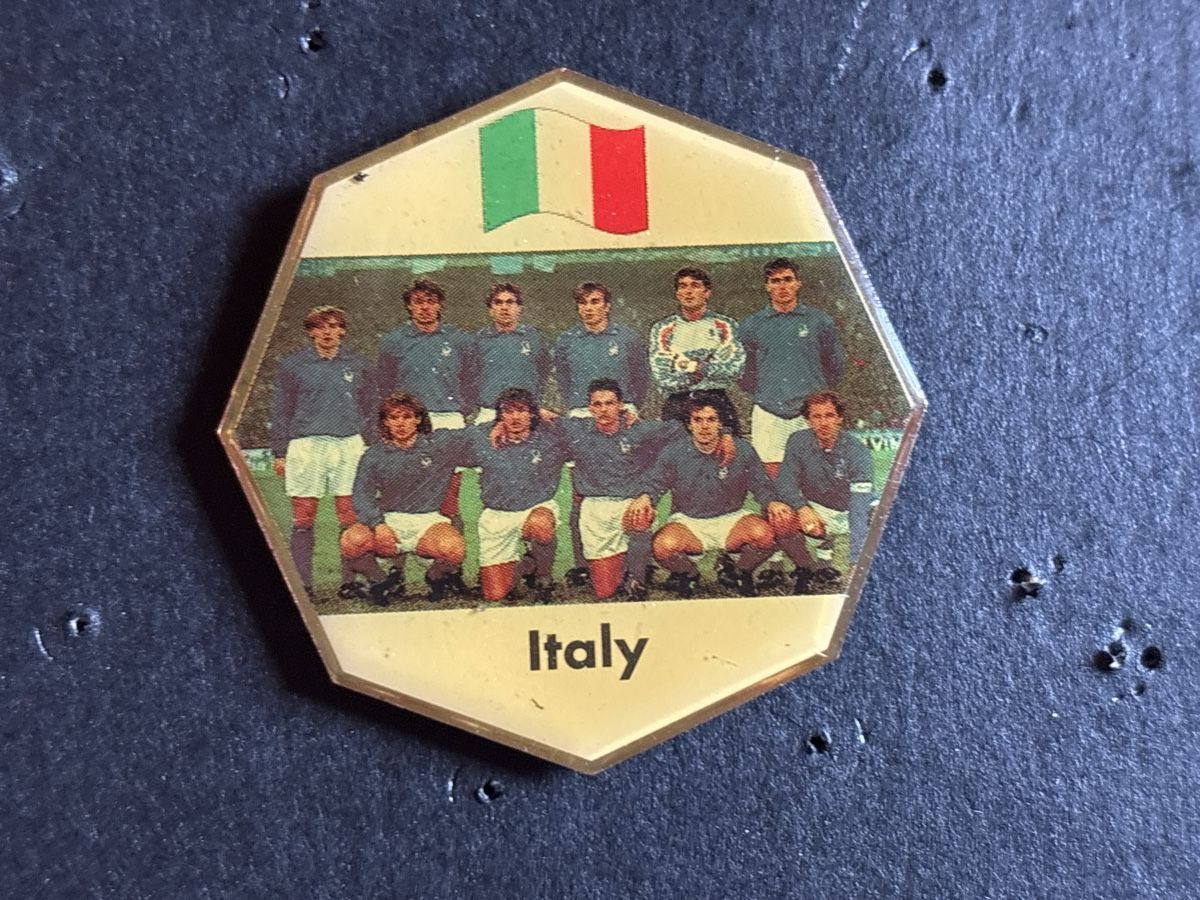 Placchette & Badge: Pin Fussball Italien – Usato da Lützelflüh-Goldbach venduto da NicoleL.