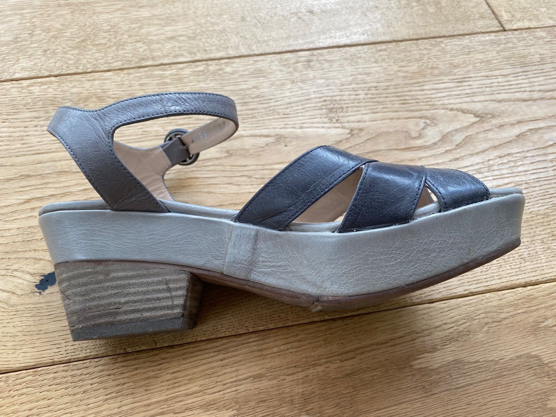Damenschuhe: Sommer Plateau-Sandalen – Gebraucht aus Ittigen von 132465 4