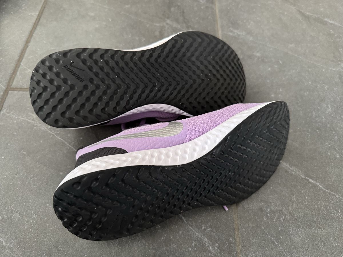 Nike Scarpe per ragazze: Nike Revolution Gr. 36.5 – Usato da Dübendorf venduto da Schnuffi04 2