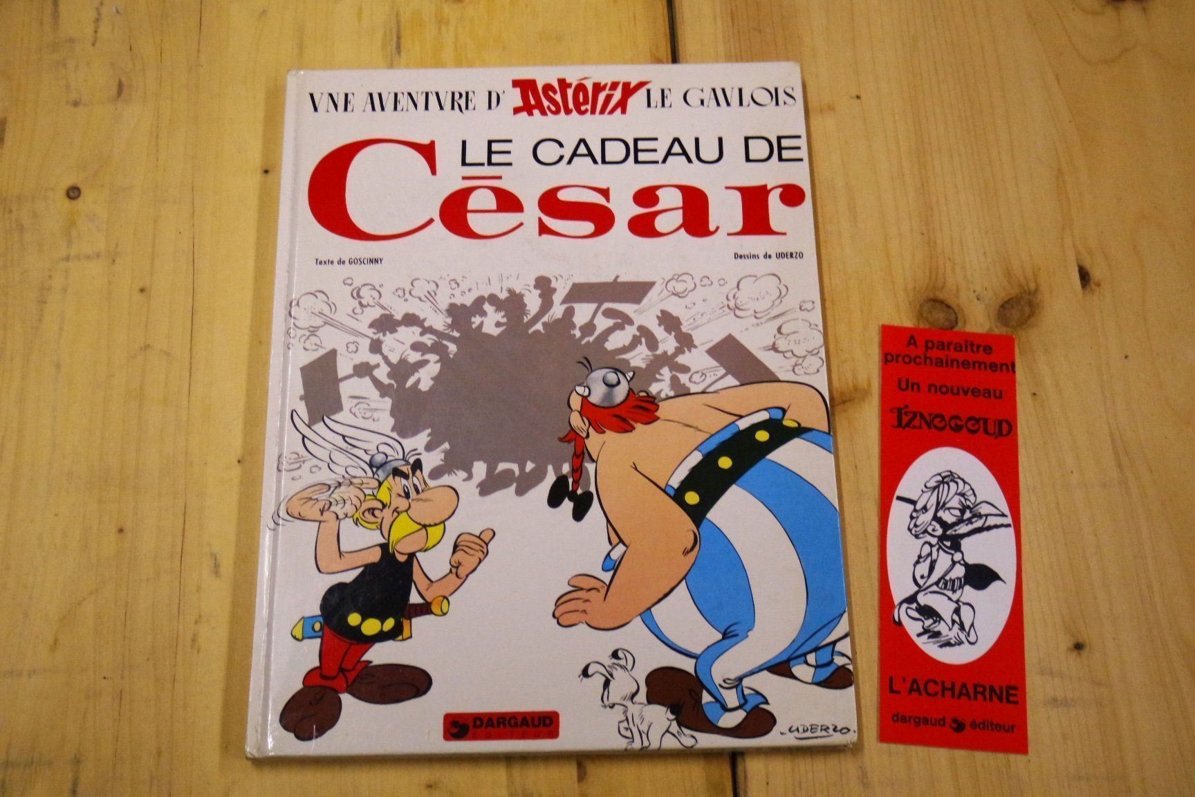 Fumetti: ASTÉRIX LE CADEAU DE CÉSAR    PREM. ÉDIT – Usato da Avenches venduto da WEBHobby