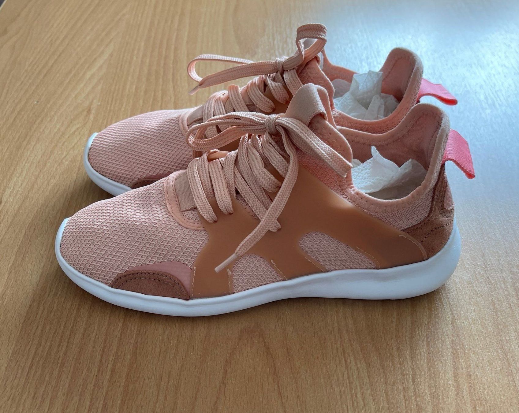 H&M Damenschuhe: Sneaker melon mit weisser Sohle – Neu und originalverpackt aus Basel von Seifehuesli 1