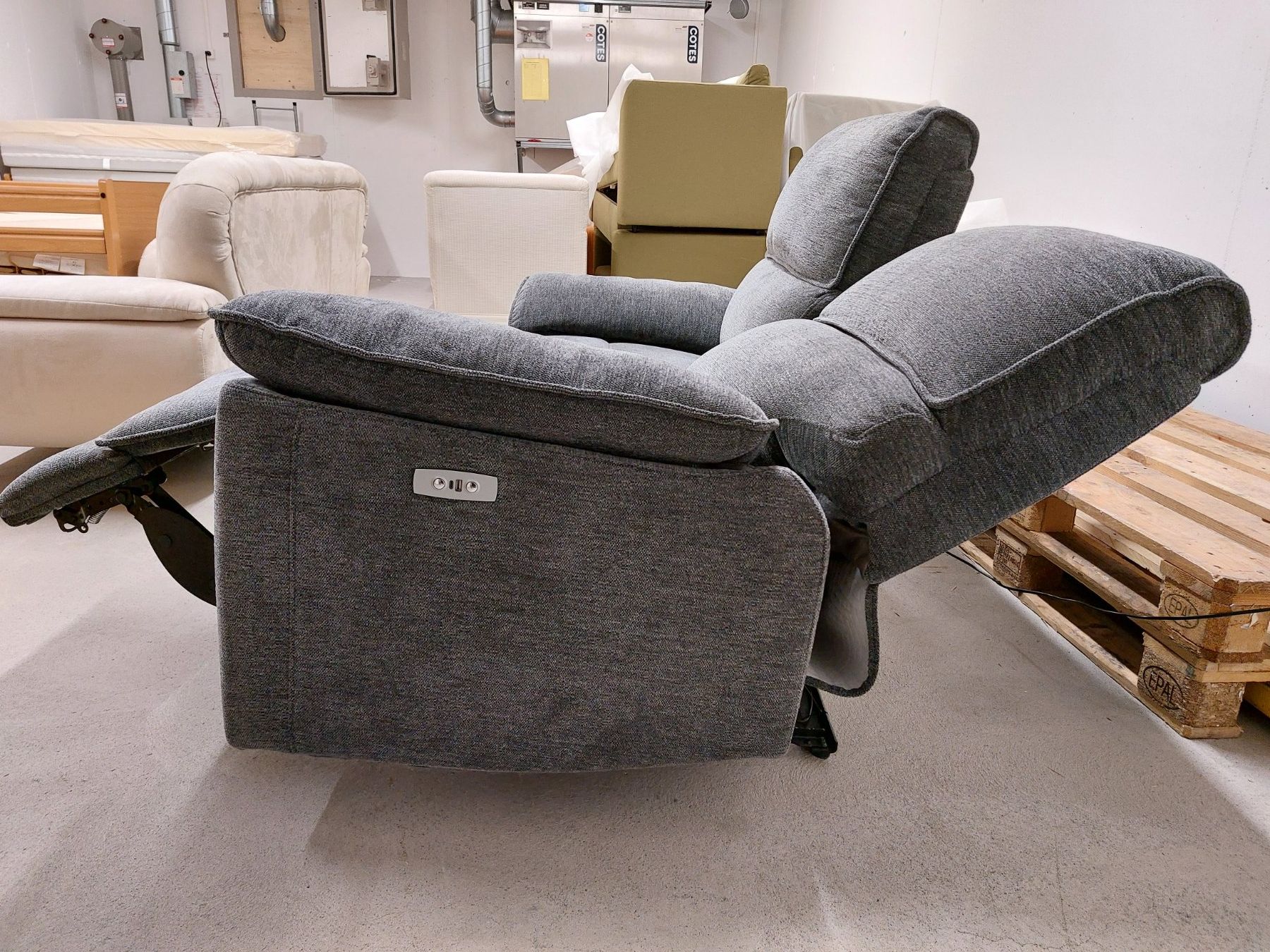 Divani: 2-Sitzer Sofa grau mit Relaxfunktion gebraucht – Usato da Montlingen venduto da 19mops 3