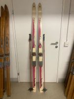 Ski (D 17), alte Deko Holzski mit Stöcken
