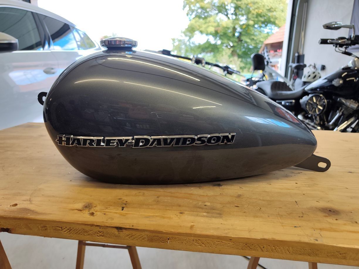 Harley-Davidson Accessori per altri veicoli: Tank Original zu Harley Davidson Breakout – Usato da Ichertswil venduto da streetcustom