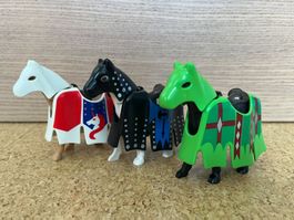 Playmobil (3x Pferd mit Sattel und Ritterumhang)