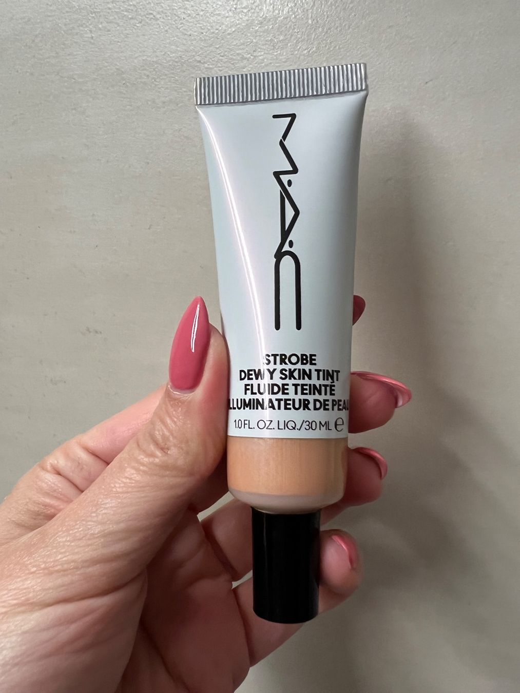 Make-up: MAC Strobe Dewy Skin Tint in Light 4 – Usato da Urdorf venduto da La_Luna