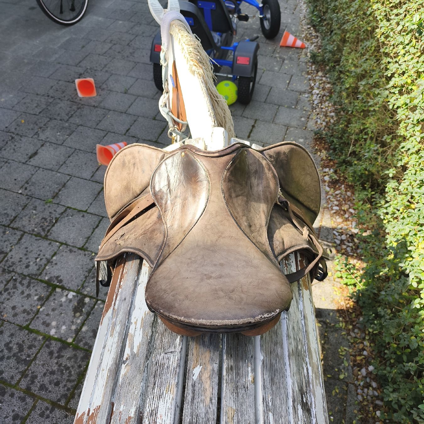 Giocattoli: grosses Holzpferd mit echtem Ledersattel! – Usato da Romanshorn venduto da hdbien 3