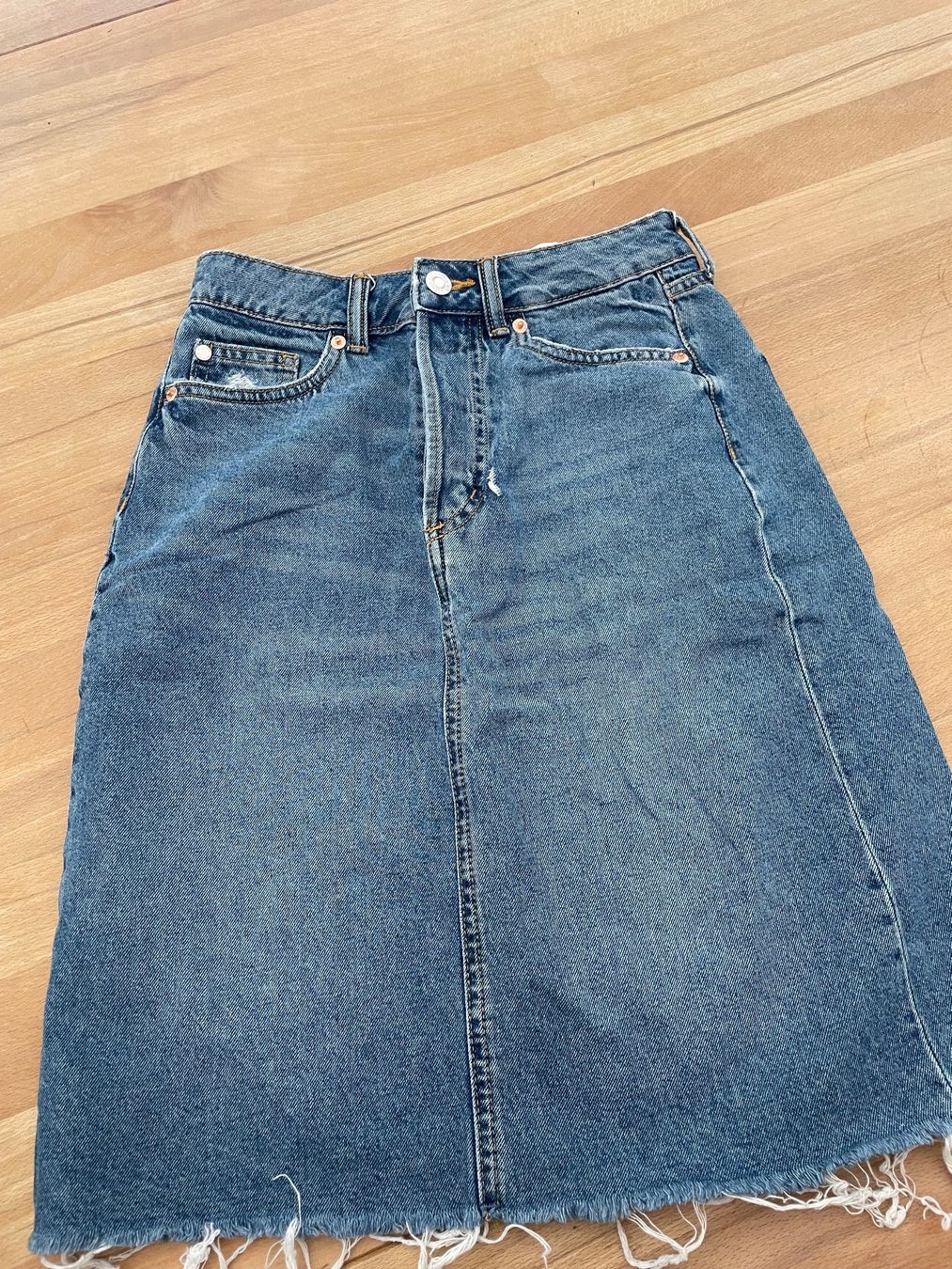 H&M Röcke: Jupe Jean Déchirée Taille Haute Bleu Clair Tendance – Gebraucht aus Sion von Mazarine_