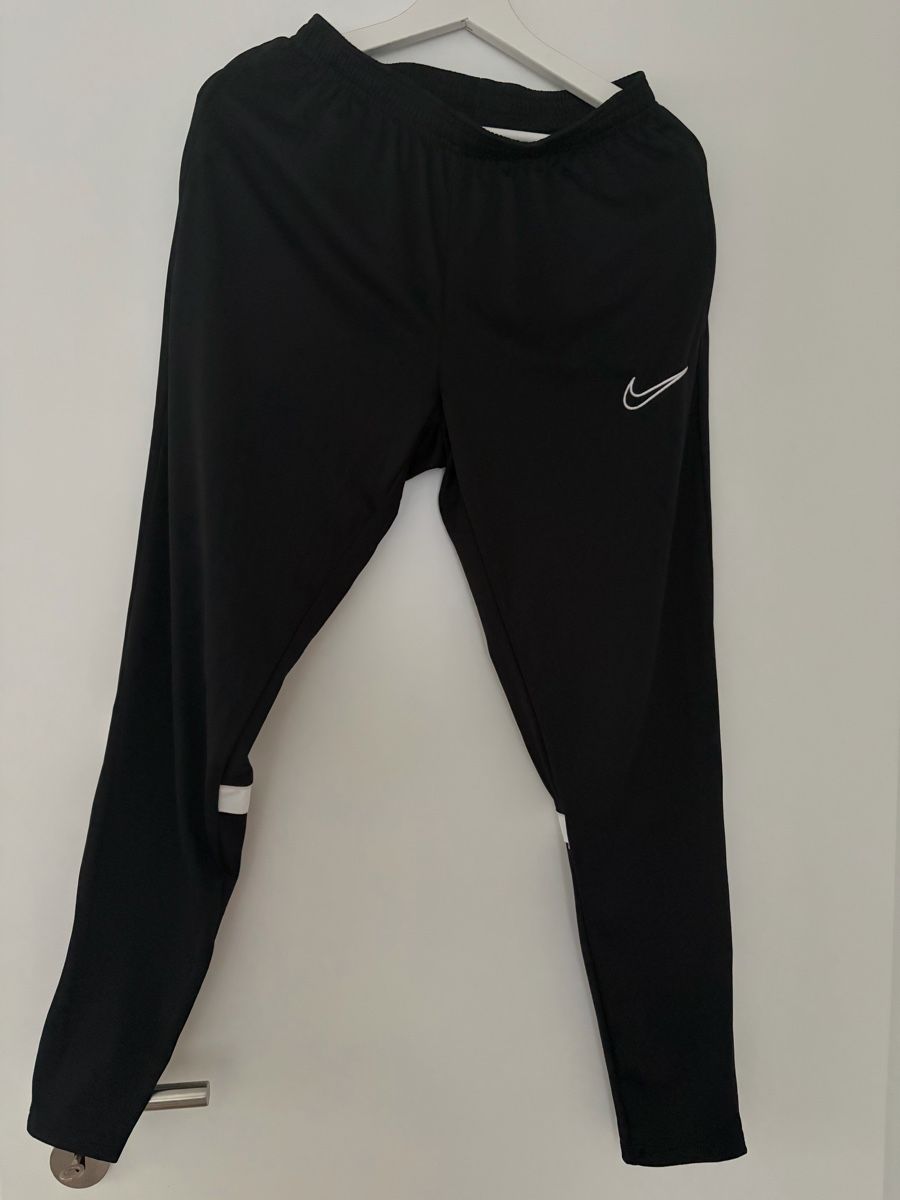 Nike Pantaloni: Nike Trainingshose Schwarz/Weiss Gr. M  – Nuovo (secondo la descrizione) da St. Gallen venduto da nor_tsd9