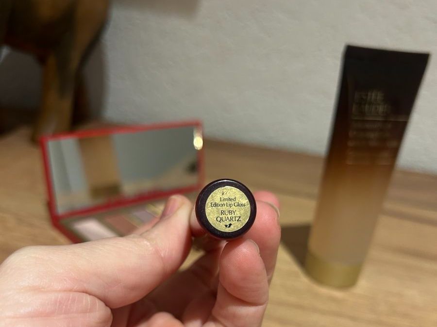Estée Lauder Make-up: Estee Lauder Set: Eyeshadow Palette, Cleanser, Lip Gloss – Nuovo (secondo la descrizione) da Marin-Epagnier venduto da Kty_1907 1