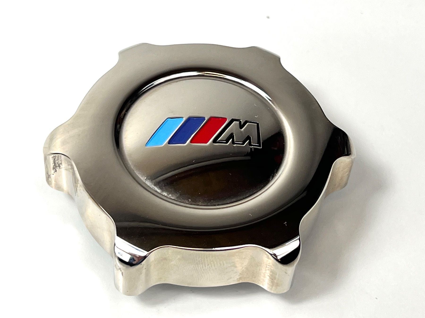 BMW Tutti pezzi di ricambio auto: BMW M Design Öldeckel Metall Chrom – Usato da Zürich venduto da Arche_Brockenhaus