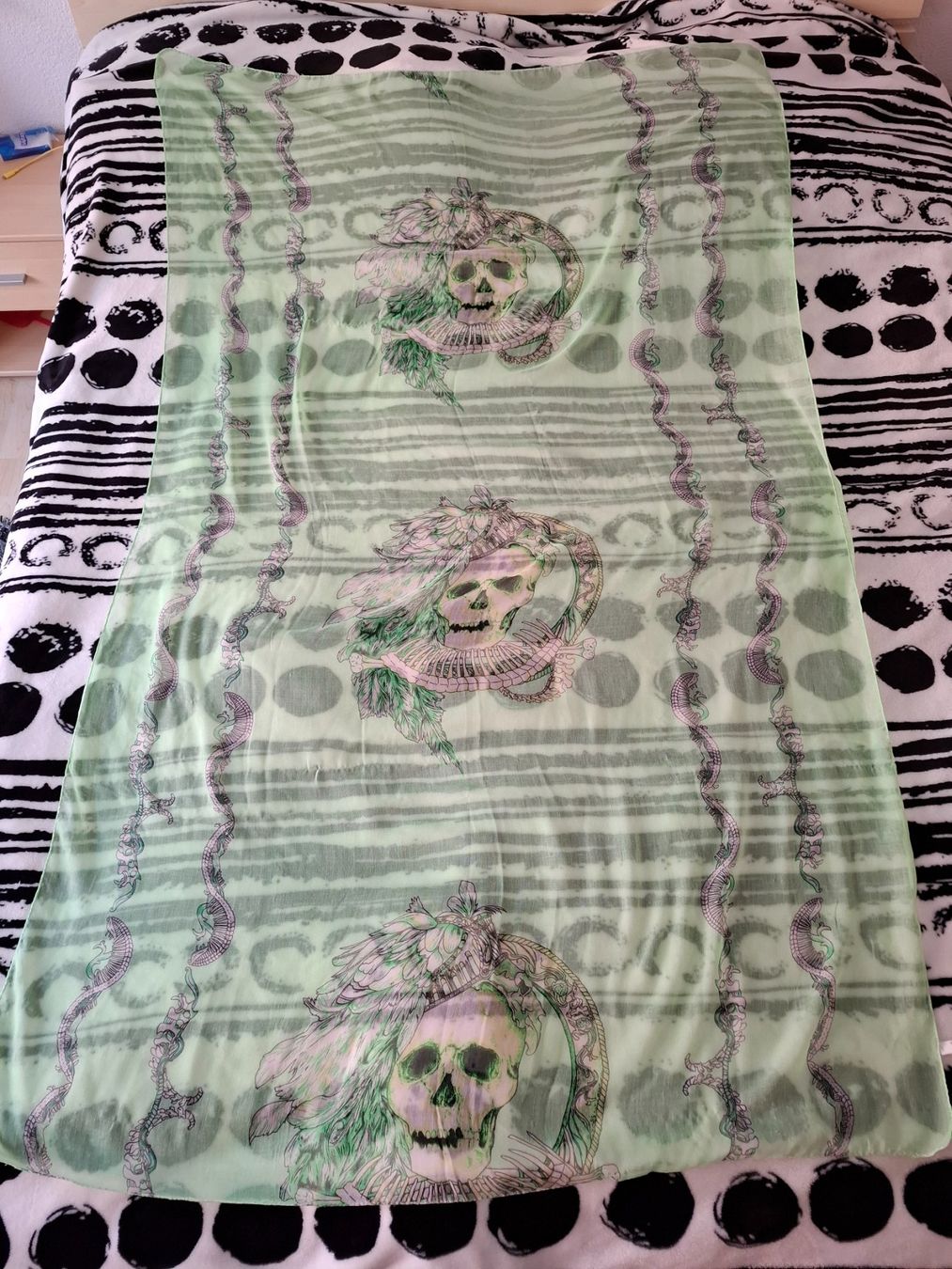 Foulard & Sciarpe: 2 Grosse leichte Schals mit Totenköpfe – Usato da Oberurnen venduto da rotty80 1