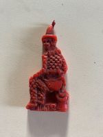 Diese rote Wachsfigur erinnert an historische Votivgaben