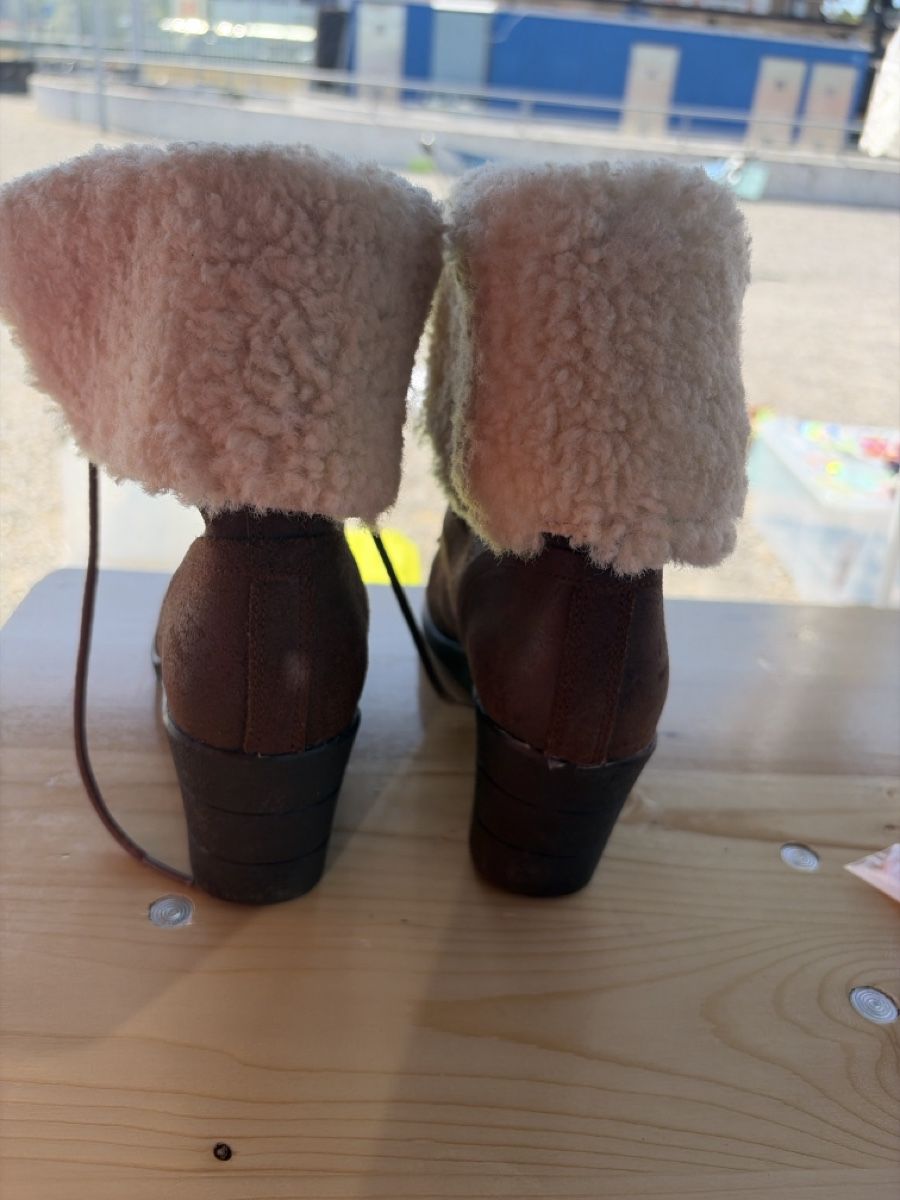 Ugg Chaussures femmes: UGG Winterschuhe mit Keilabsatz 39 – D'occasion à Au ZH par schneebi88 2