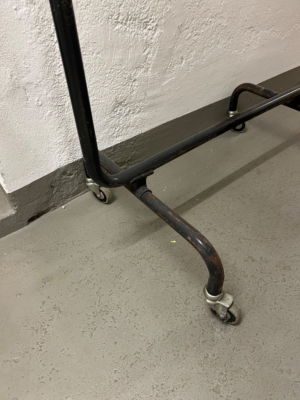 Kleiderständer aus Metall mit Rollen -gebraucht, aber massiv (Gebraucht) in Zürich für CHF 13 – nur Abholung auf Ricardo kaufen